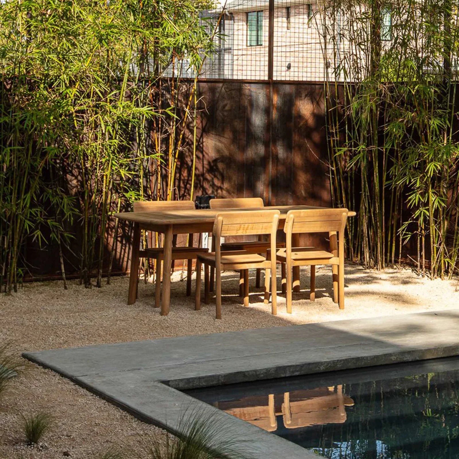 Outdoor dining set in teak and powder-coated aluminium