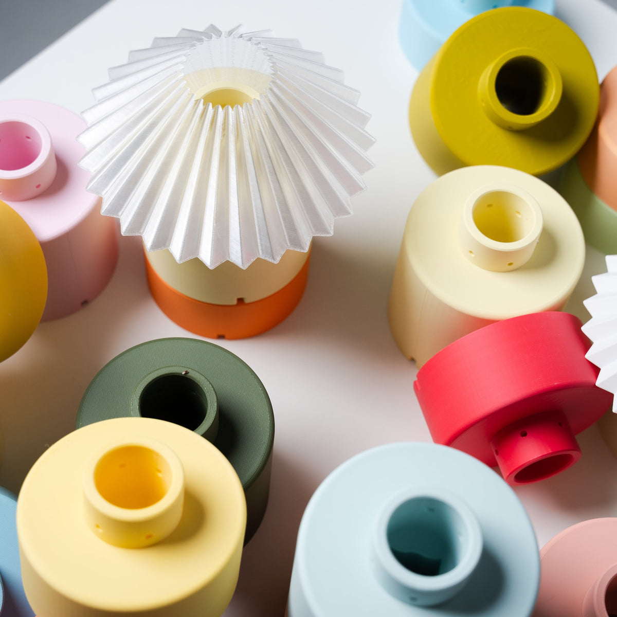 Colourful 3D-printed lamps and vessels in yellow, red, green and pink