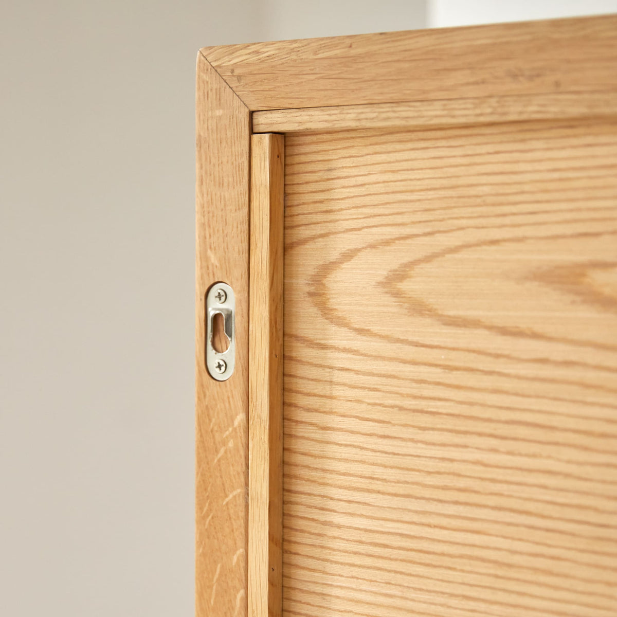 Tikamoon Easy wall mirror in solid oak, detail of the frame corner