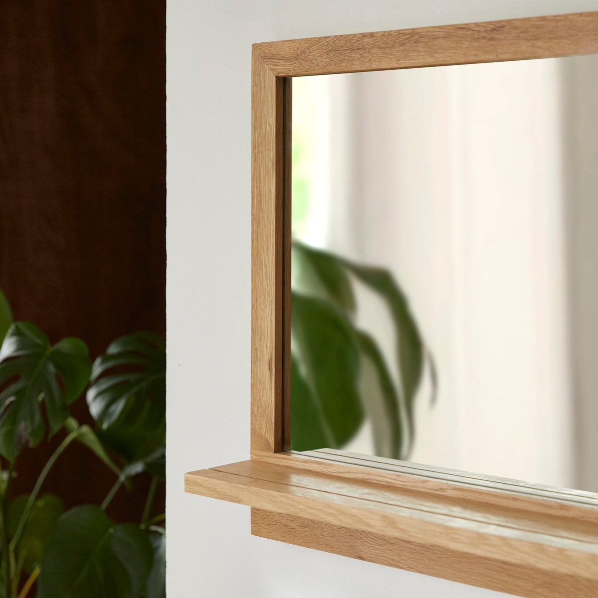 Tikamoon Easy wall mirror in solid oak, close-up of the oak grain