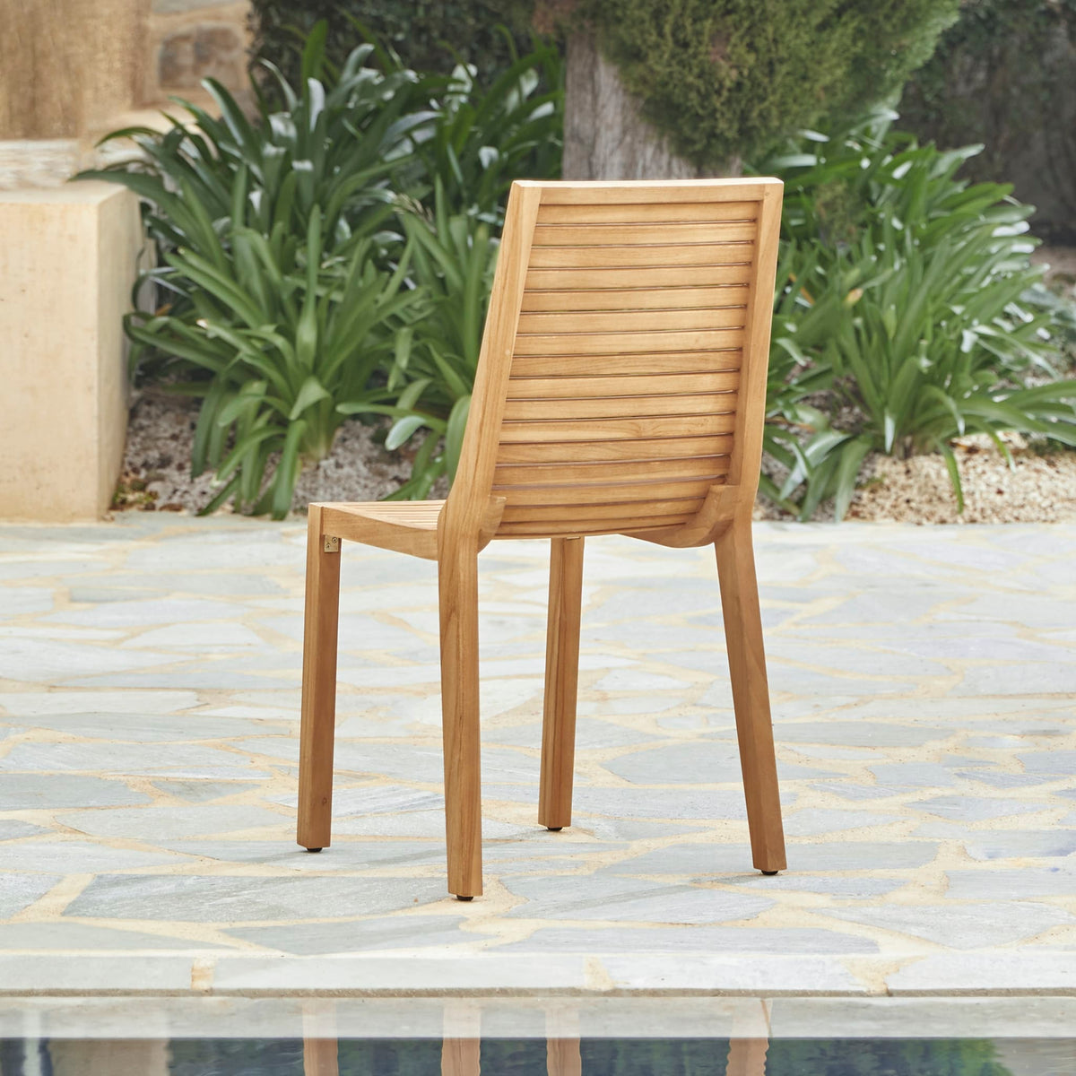 Tikamoon Teo outdoor dining chair in solid teak, detail of the frame