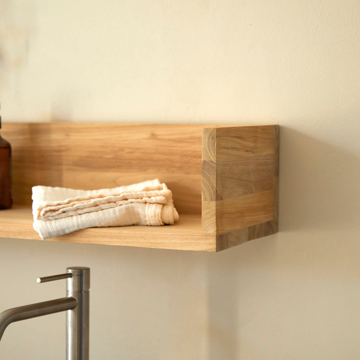 Close-up of the Arty teak shelf corner joint