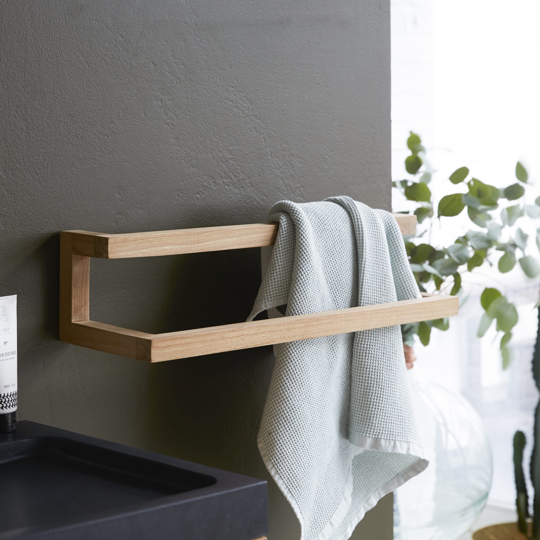 Tikamoon Léo towel rack in solid teak, side view