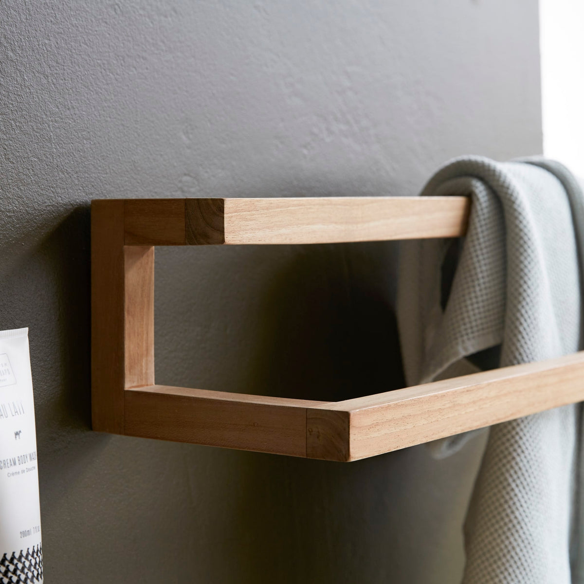 Tikamoon Léo towel rack in solid teak, alternate angle