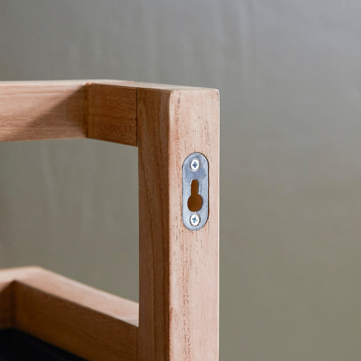 Close-up of bar and bracket construction on the Tikamoon Léo towel rack