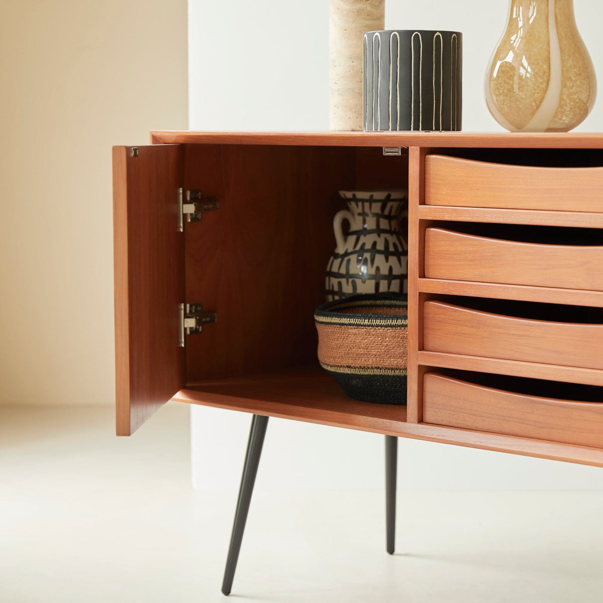 Simen mahogany sideboard, top surface and wood grain detail