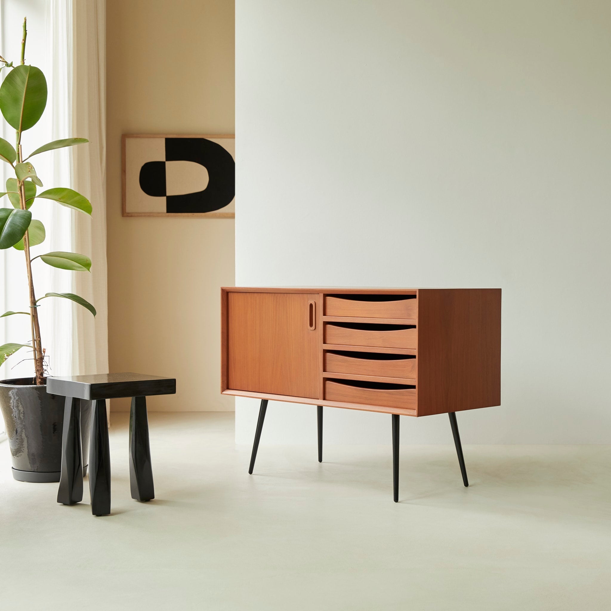 Simen mahogany sideboard, close-up of varnished wood finish