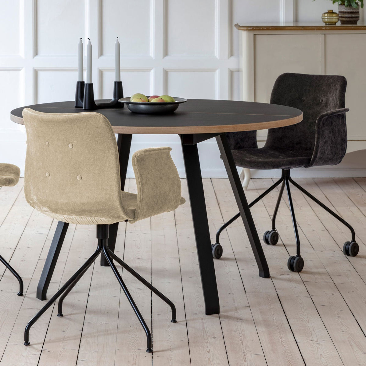Primum Extendable Round Dining Table - Black Linoleum