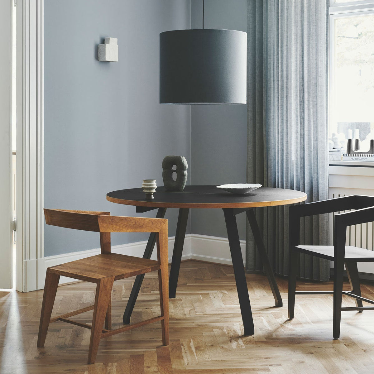 Primum Extendable Round Dining Table - Black Linoleum