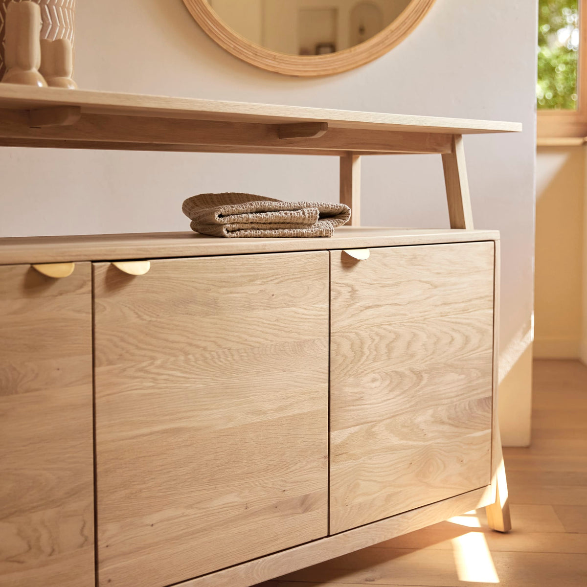 Tikamoon Pola oak sideboard, close-up of the oak grain