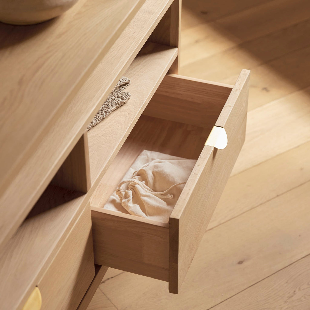 Tikamoon Pola oak console table, close-up of the slanted legs