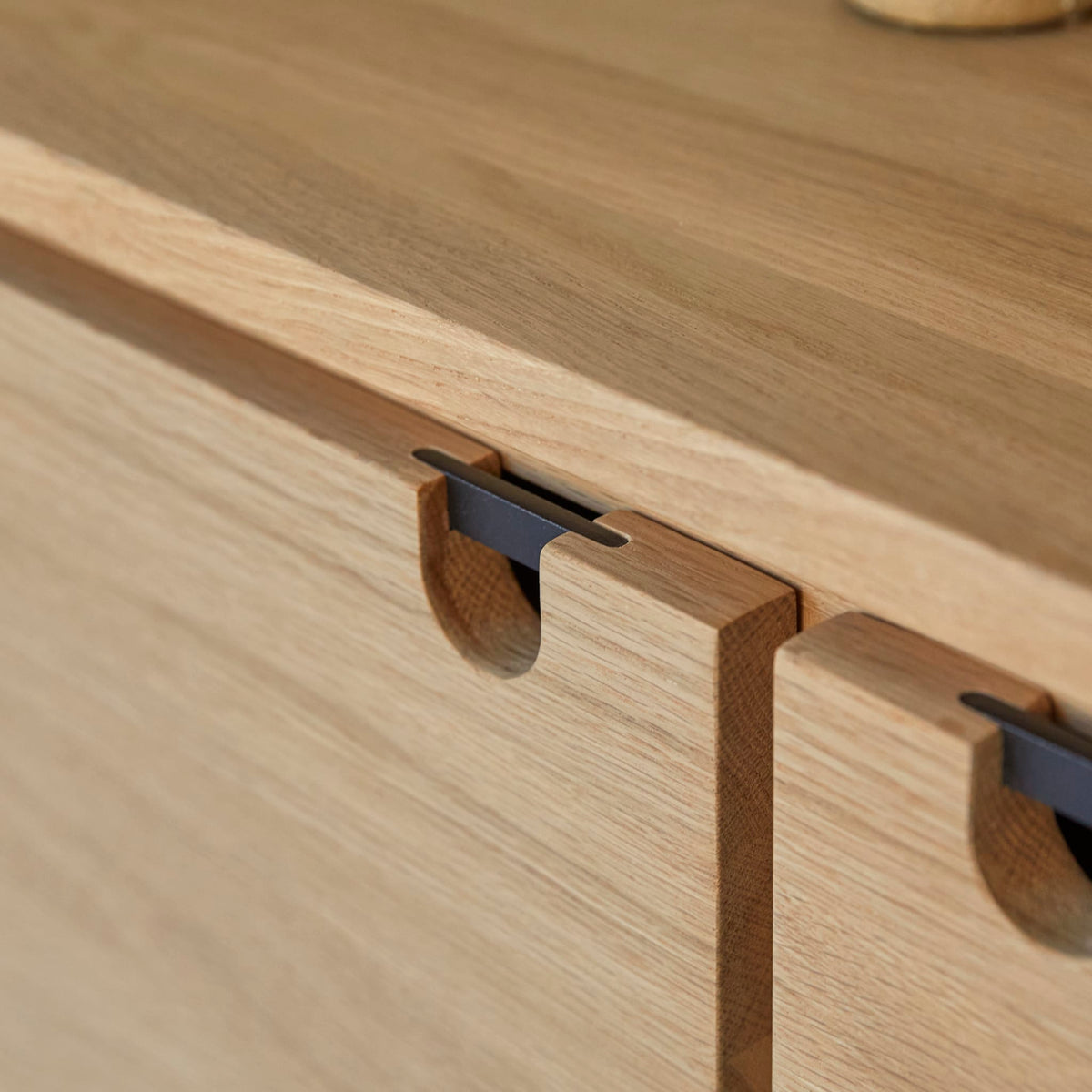 Tikamoon Jonàk sideboard in solid oak, side profile