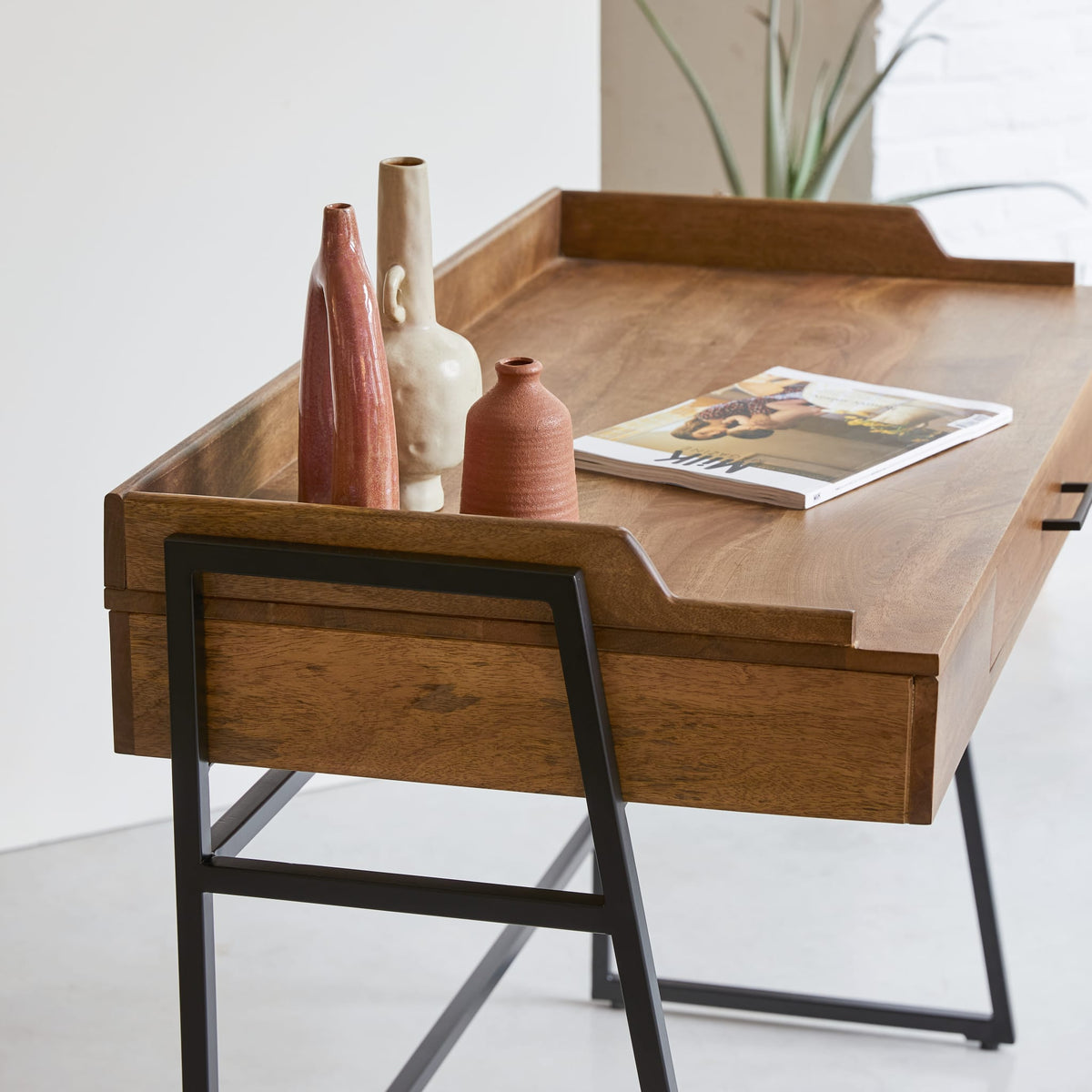 Tikamoon Hedda desk in solid mango and metal, close-up of the mango grain