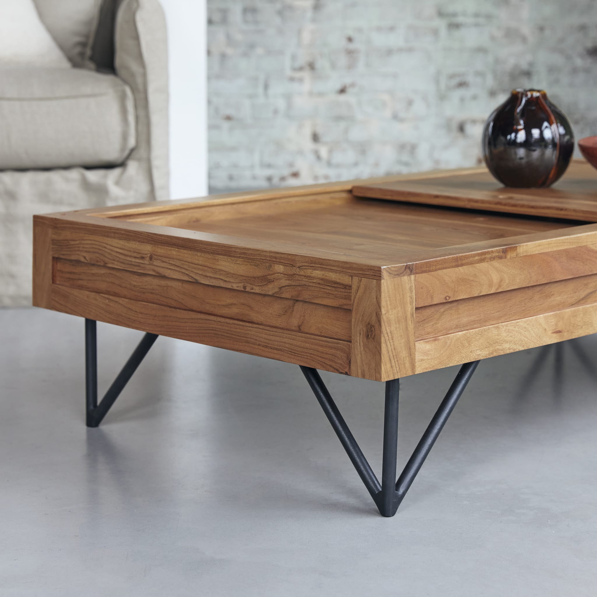 Bonnie acacia coffee table, close-up of tabletop edge detail