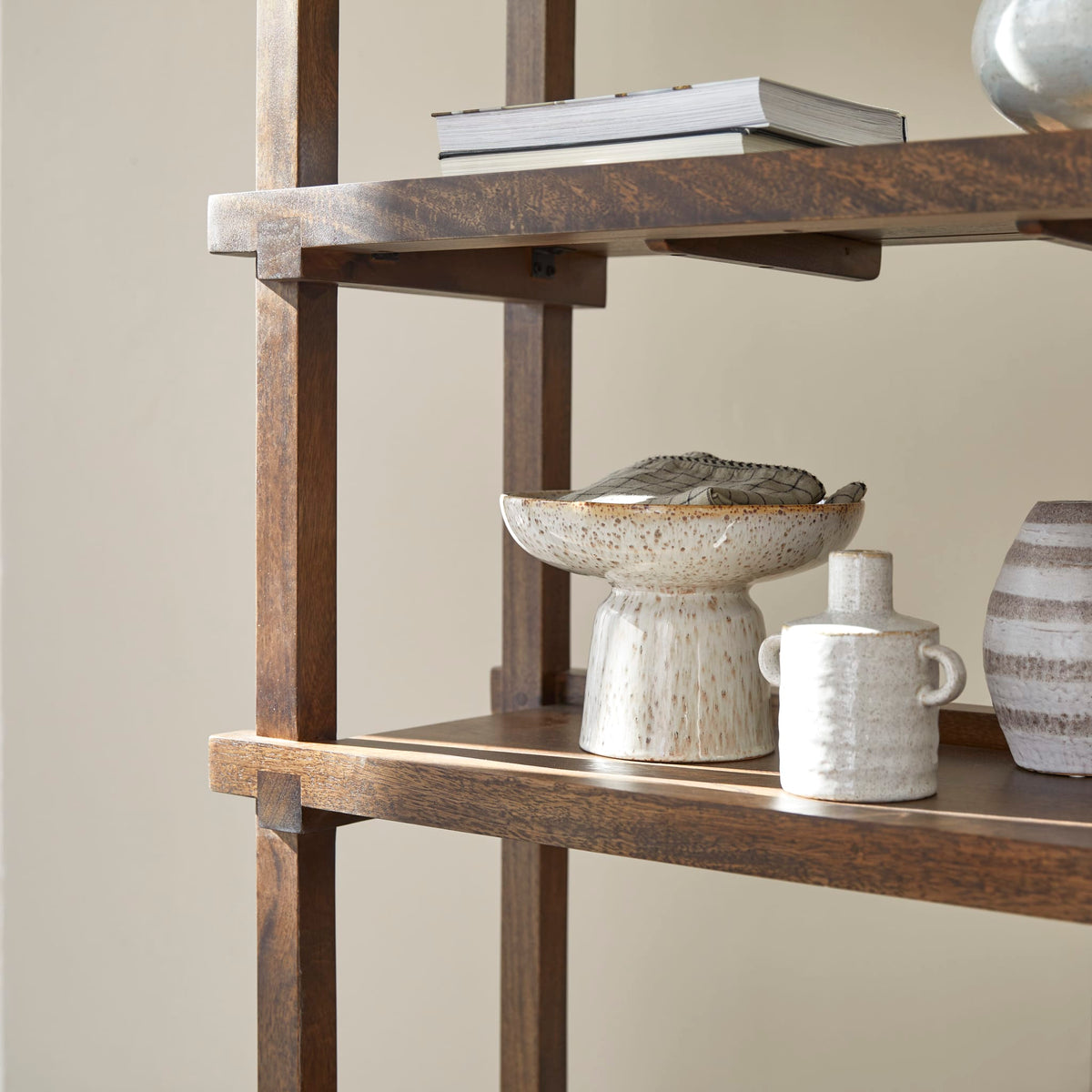 Tikamoon Arko dark mango bookcase, close-up of the shelf edge and grain