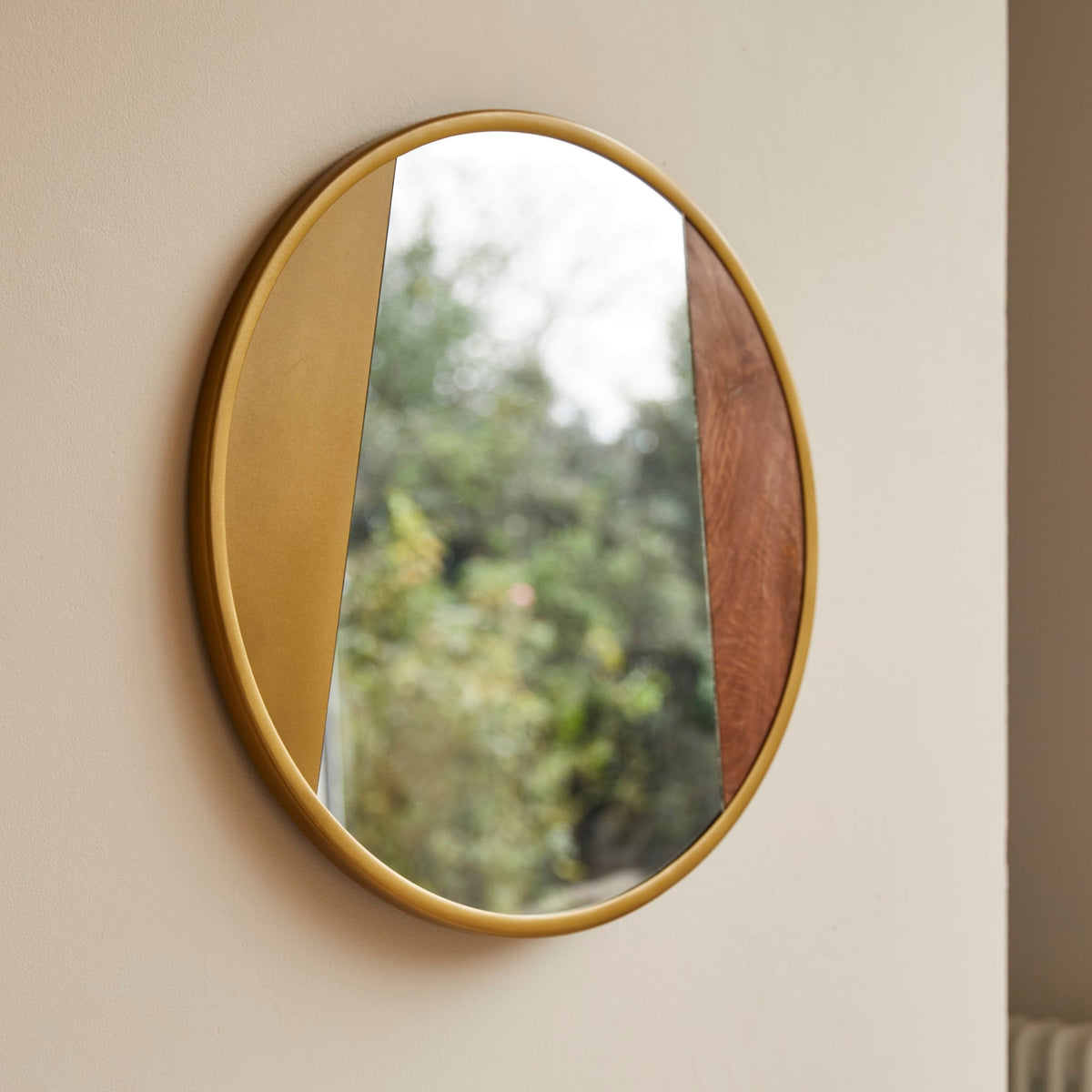 Andrea round mirror, close-up of the gold metal frame