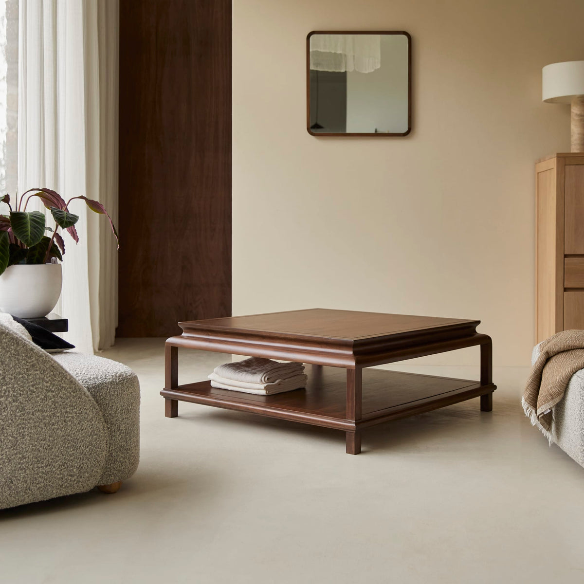 Achille acacia coffee table, close-up of varnished wood grain