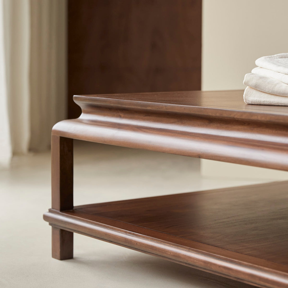 Achille acacia coffee table, close-up of 3-mold profile edge