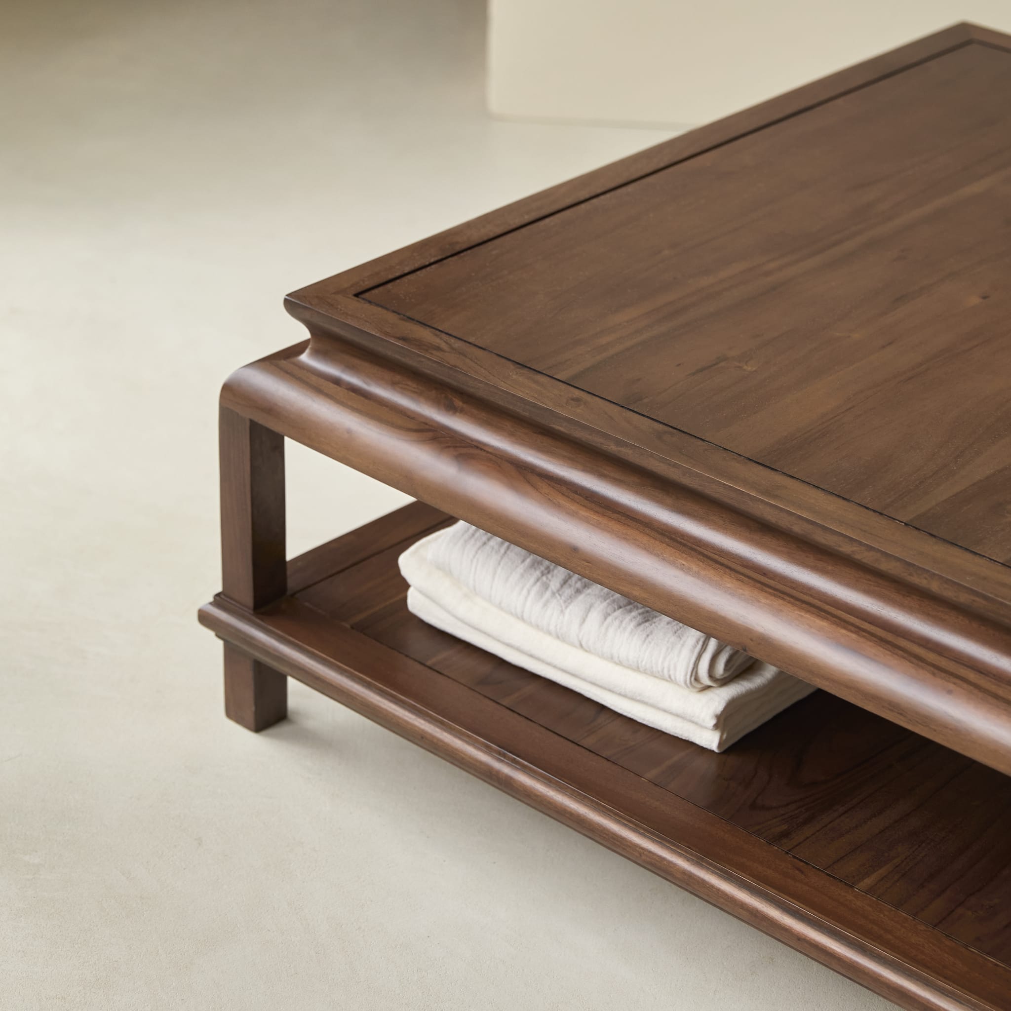 Achille acacia coffee table, lower shelf detail
