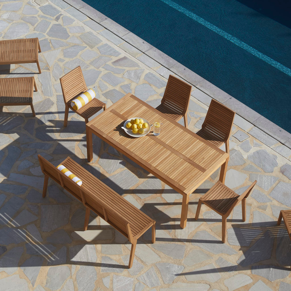 Tikamoon Téo teak dining set, close-up of the table slats
