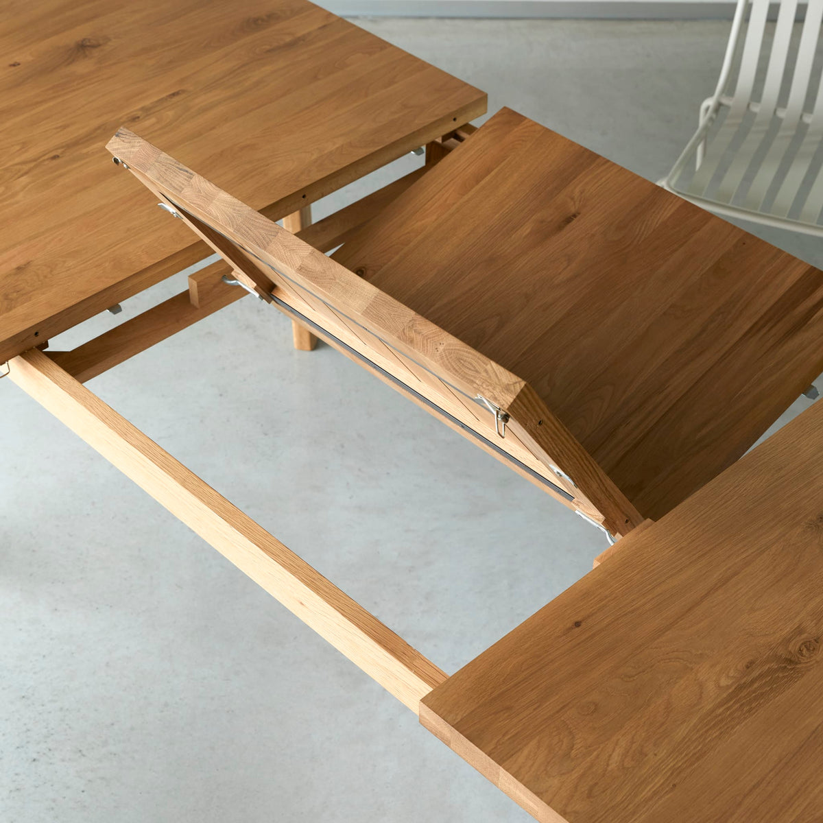 Tikamoon Maia oak dining table, detail of the underframe