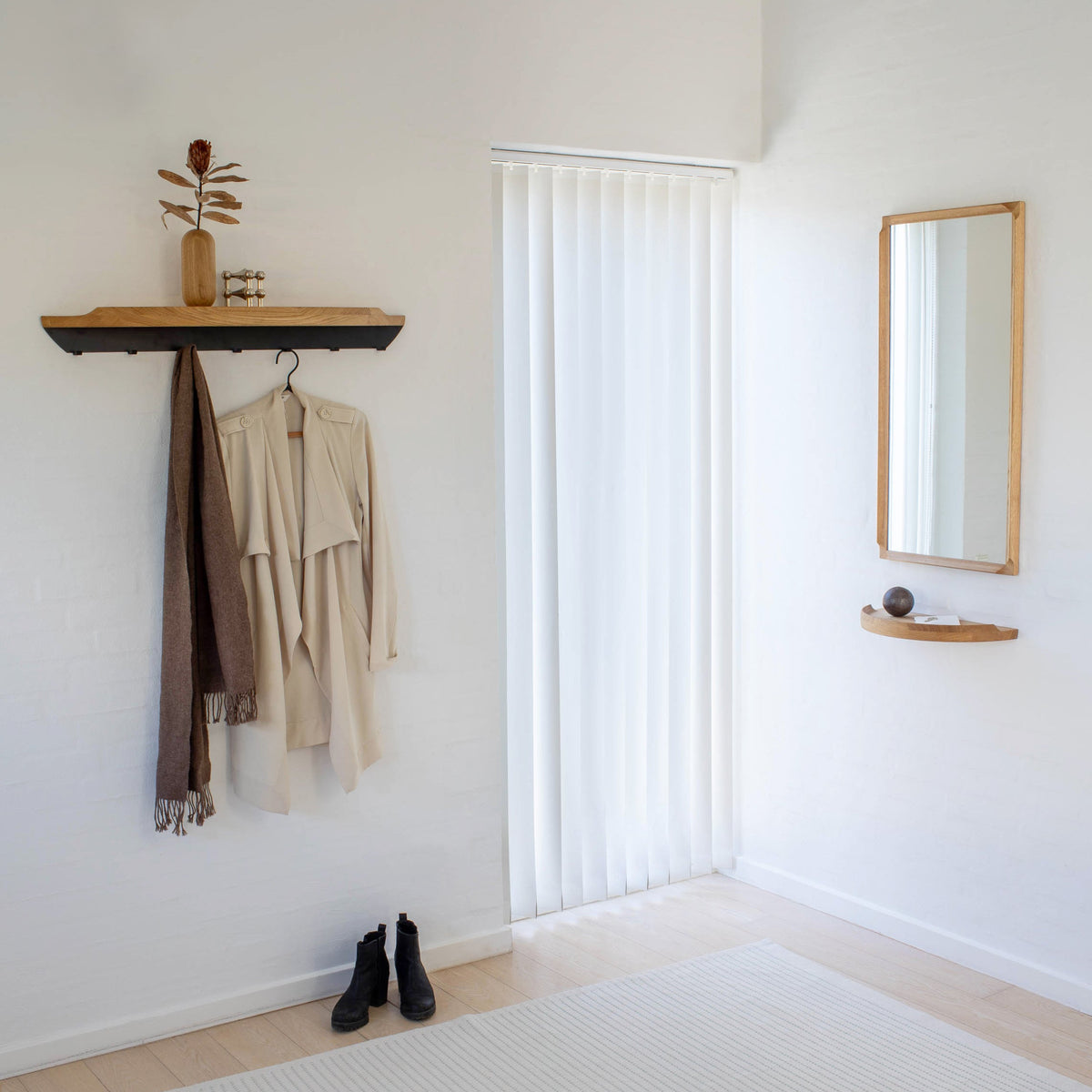 Entrance hall with an Aakjaer Arcus Mirror, an Arcus Console Shelf and an Arcus Shelf with a black coat rail