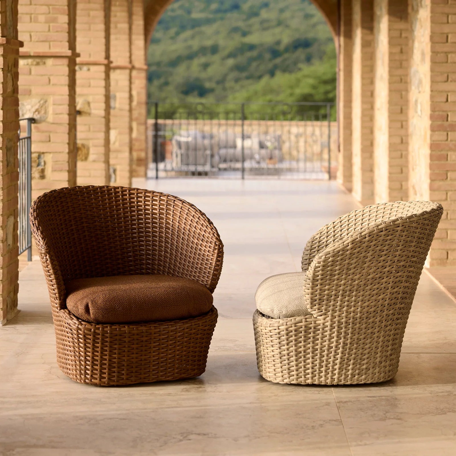 Coast Lounge Chair with Swivel