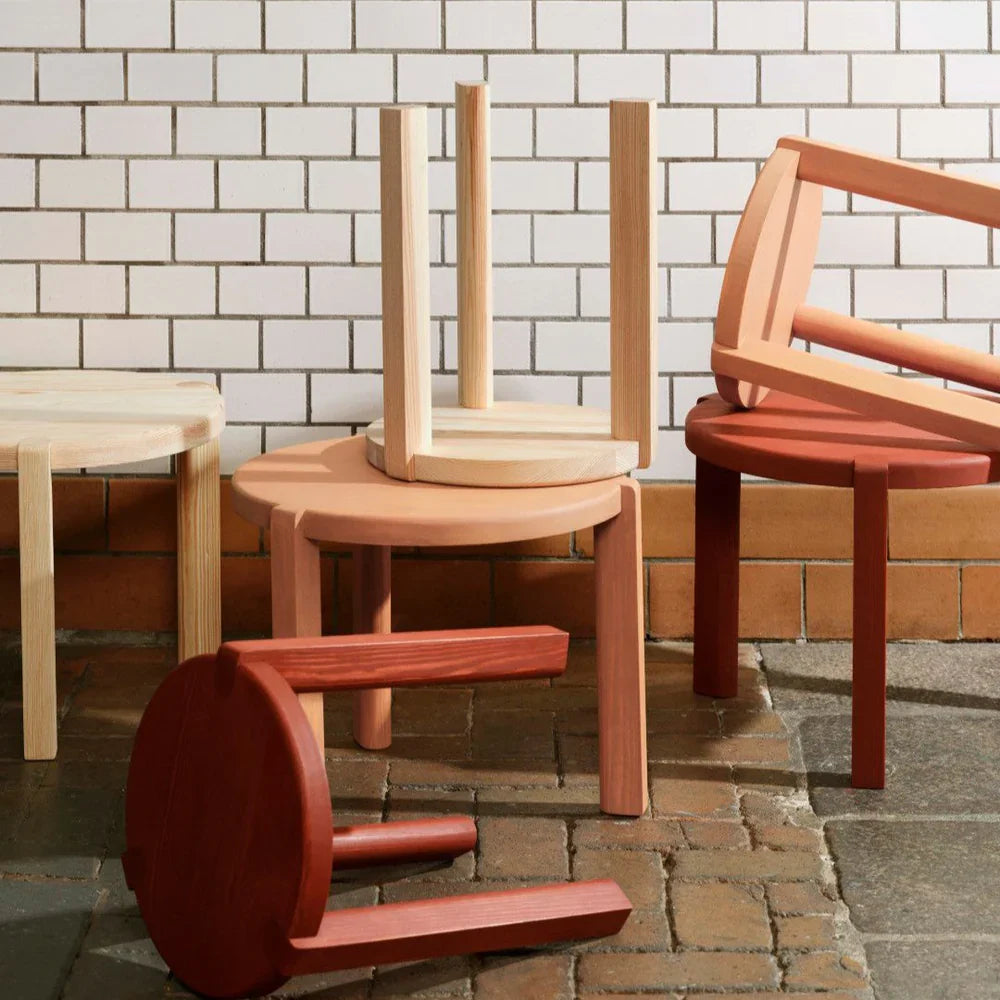 FDB Møbler Ragnesminde Sidetable in solid pine (carmine red), designed by Katrine Sander