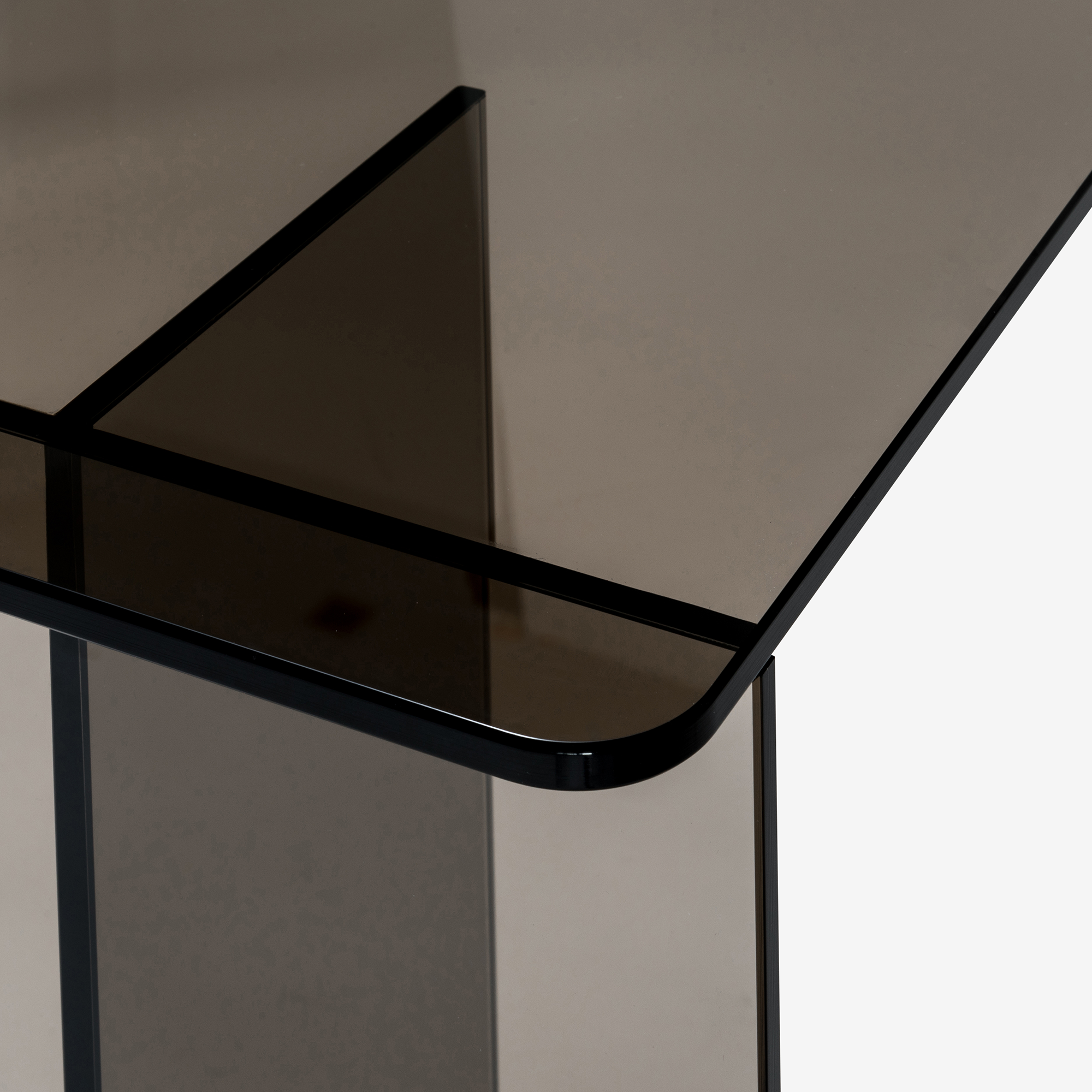 Lucent Large Side Table close detail of glass partition