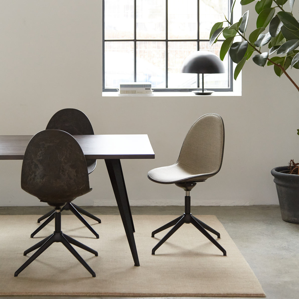 Mater Eternity Swivel Chair in upholstered beige Re-wool, styled in an interior setting