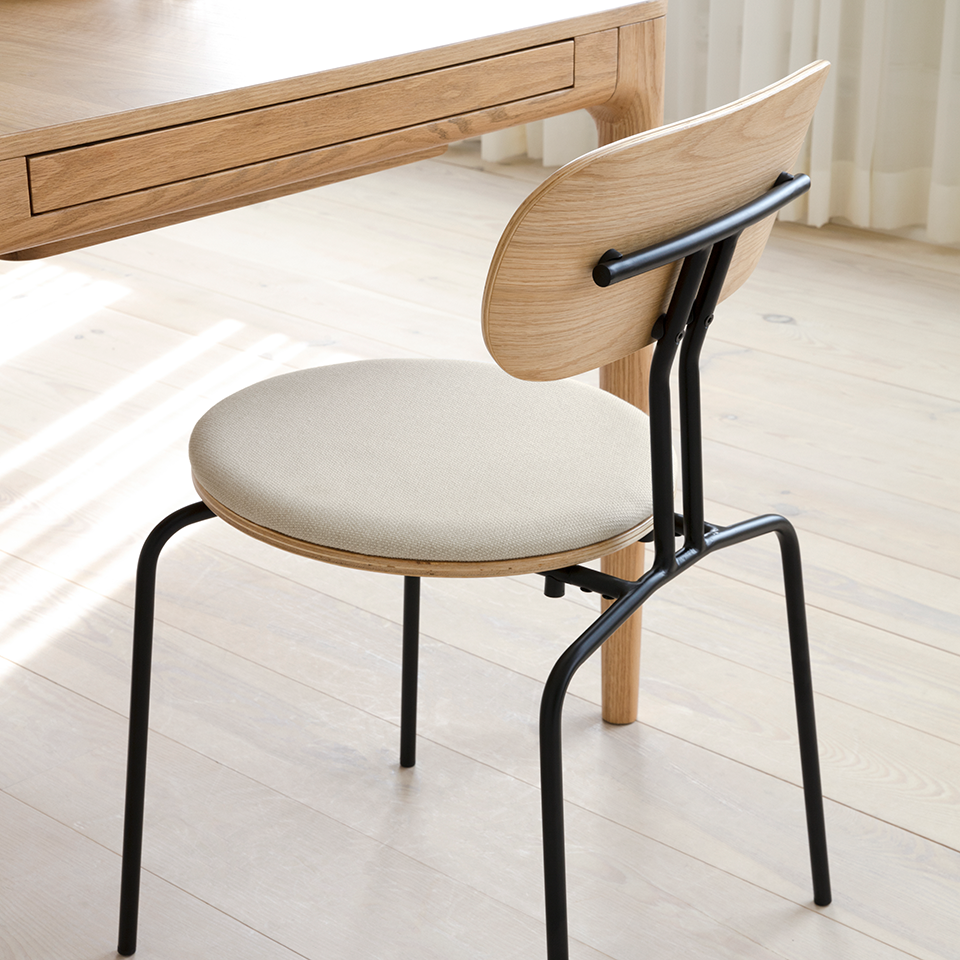 UMAGE Curious Chair, Black Legs