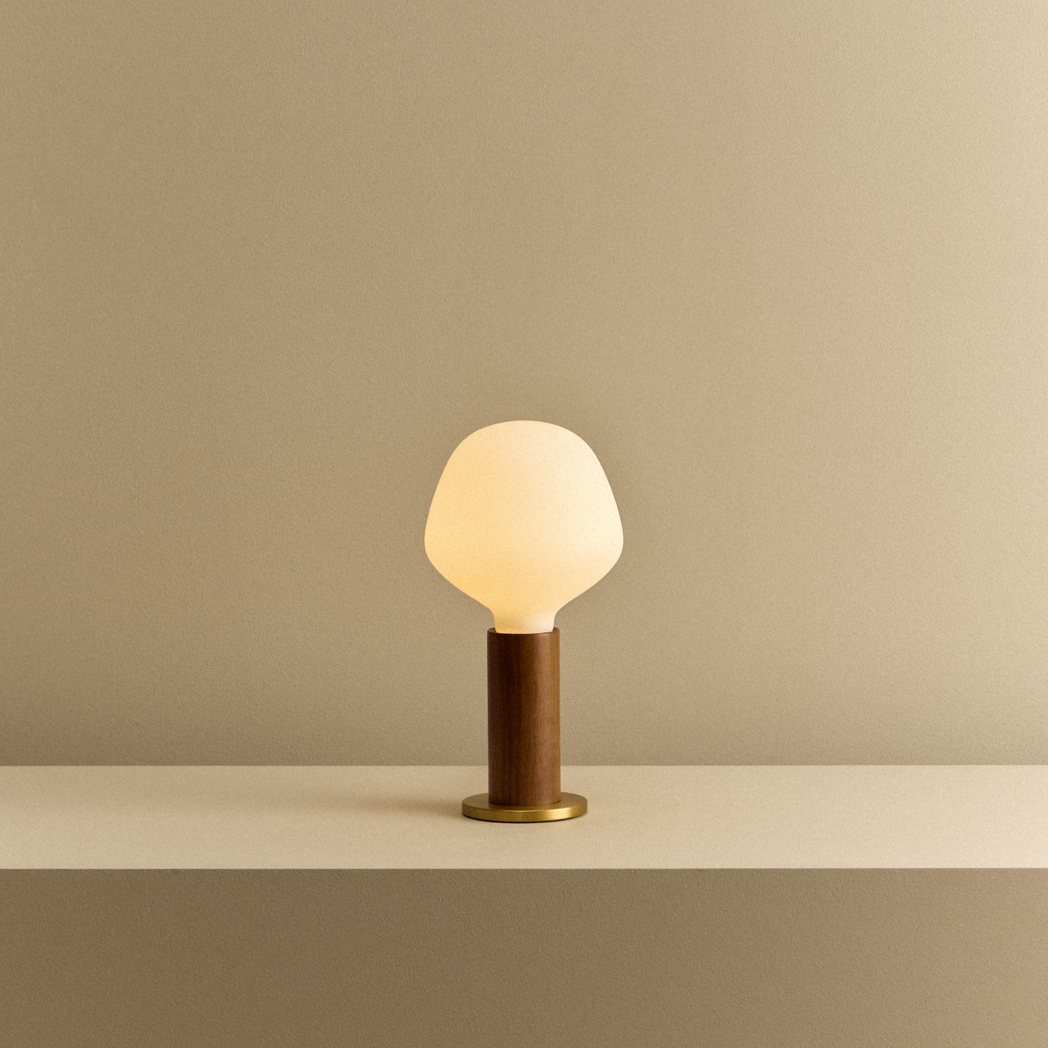 Knuckle Table Lamp in Walnut with Enno bulb, illuminated
