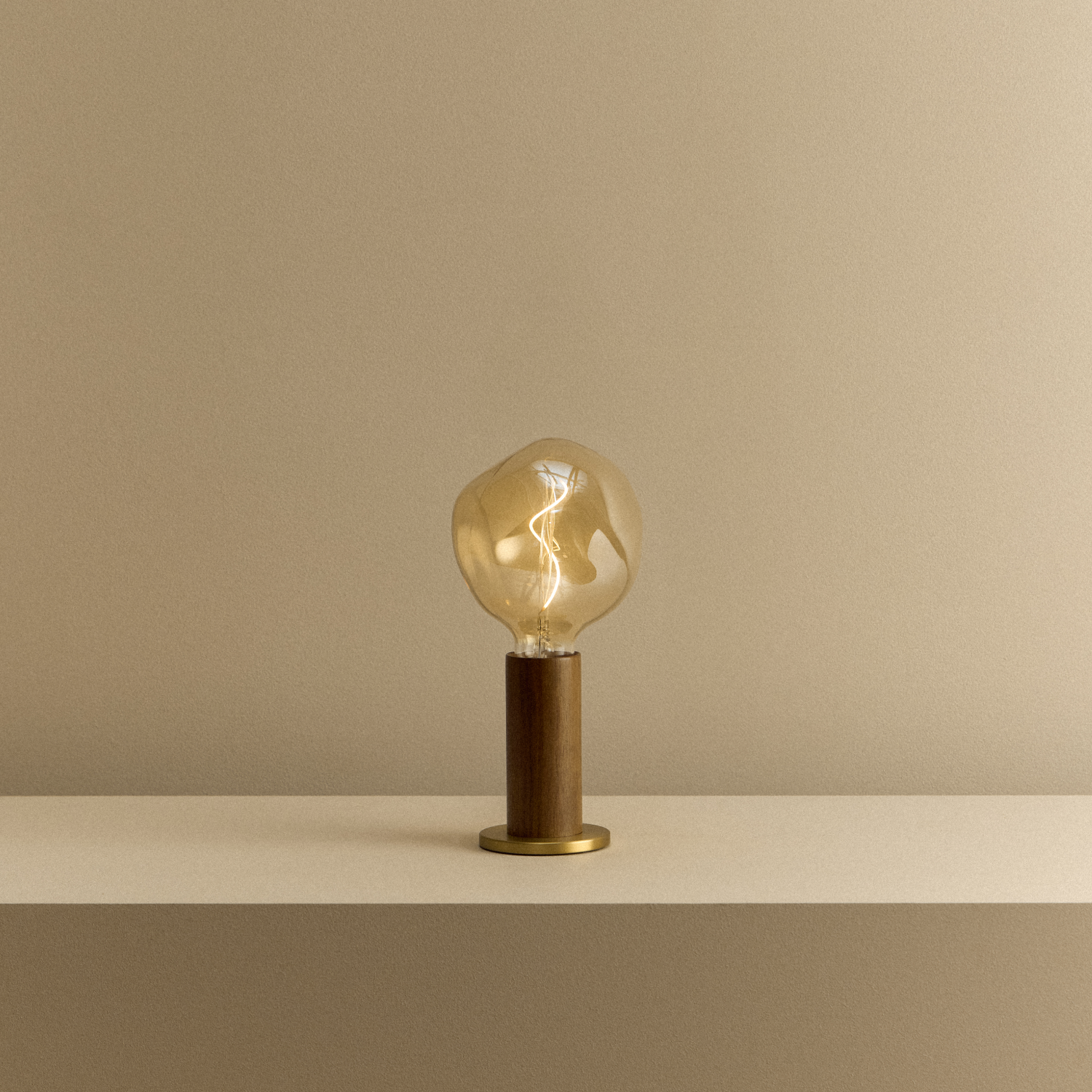 Knuckle Table Lamp in Walnut with Voronoi I bulb, illuminated