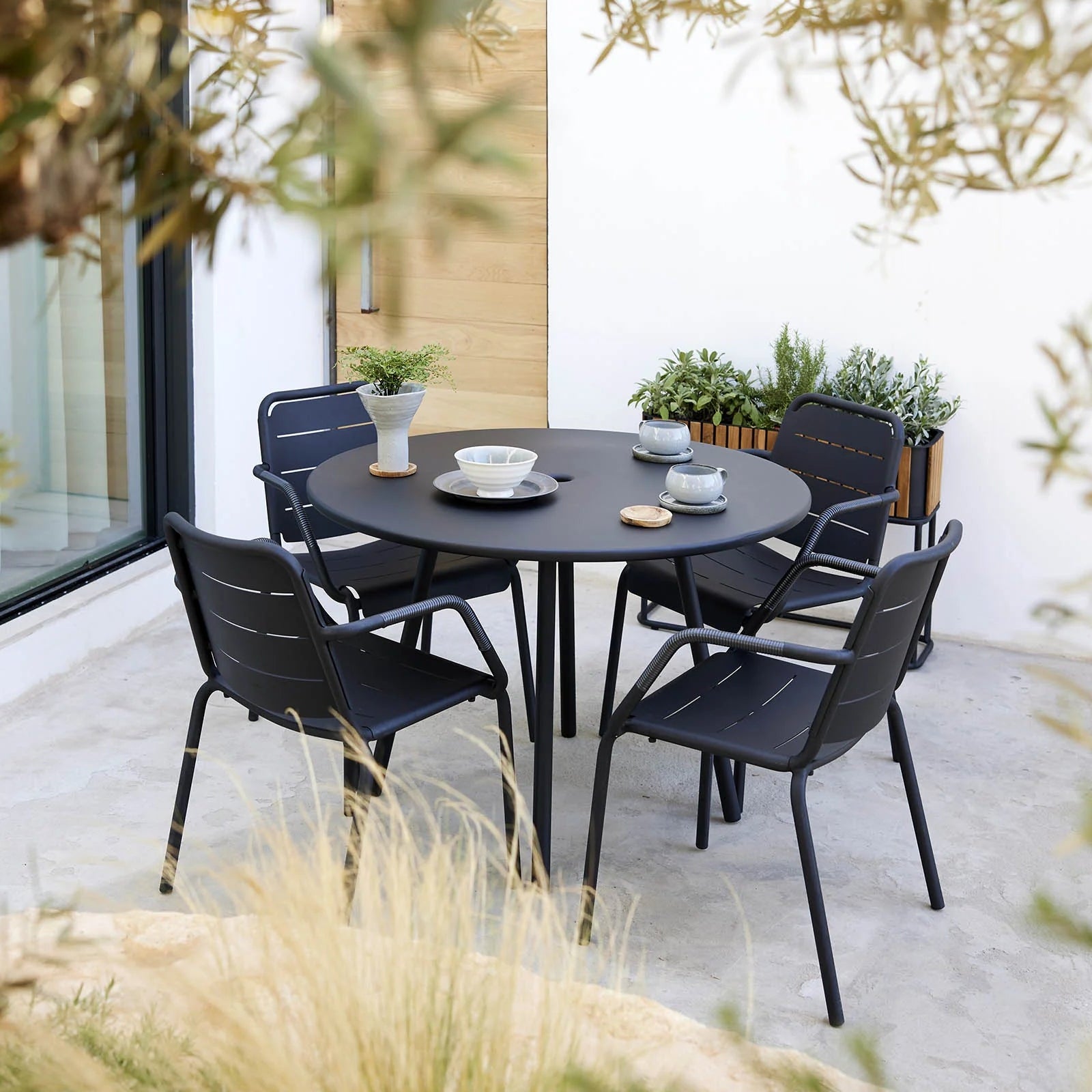 Area Round Dining Table