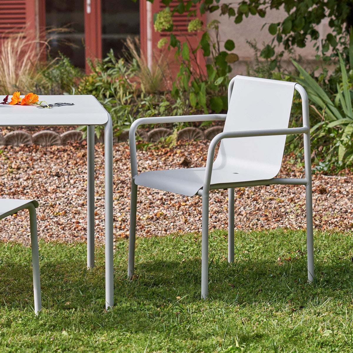 Tiptoe PANORAMA Outdoor Armchair in Chalk Gray at a garden table, powder-coated steel