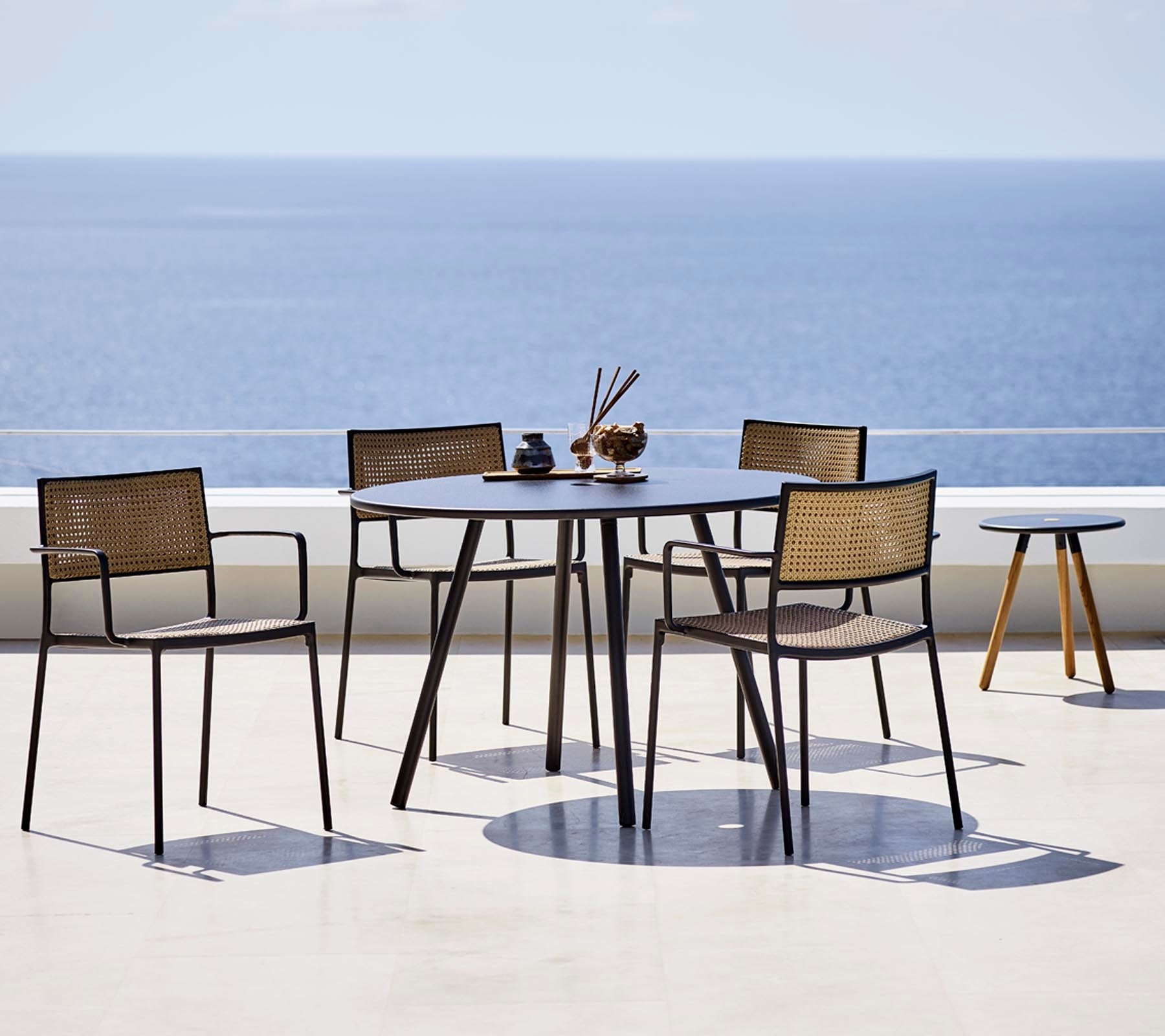 Area Round Dining Table