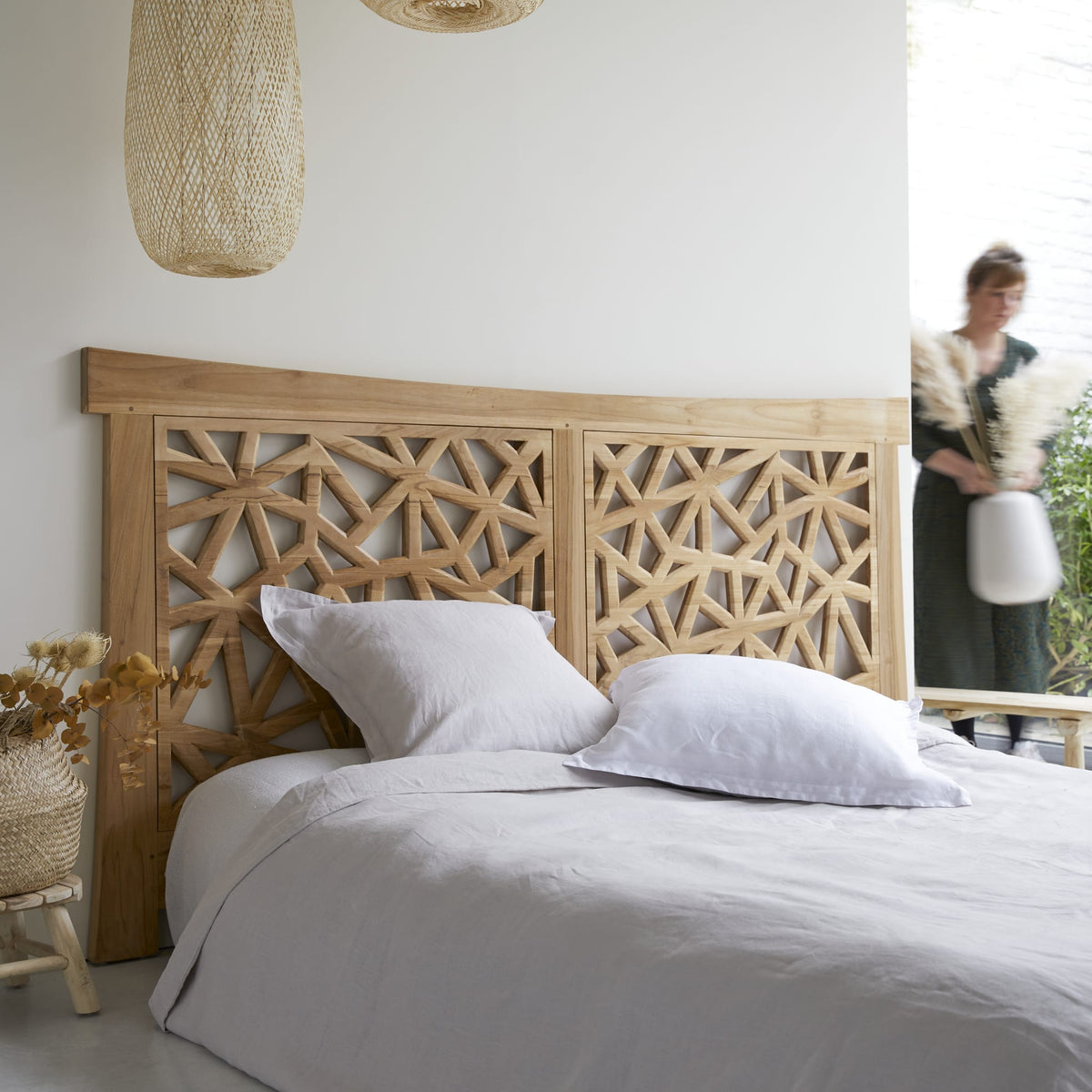 Tikamoon Gentong king size headboard in solid teak, detail of the teak grain