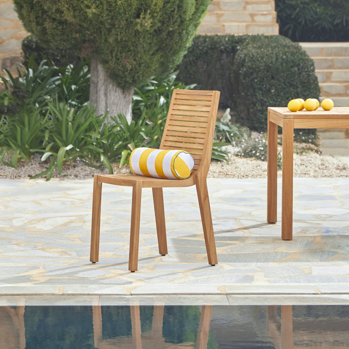 Tikamoon Téo teak dining set, close-up of the slatted seat