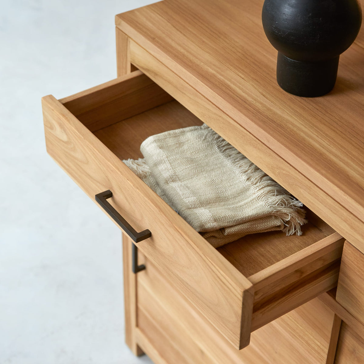 Tikamoon Maë sideboard in solid teak, close-up of the teak grain