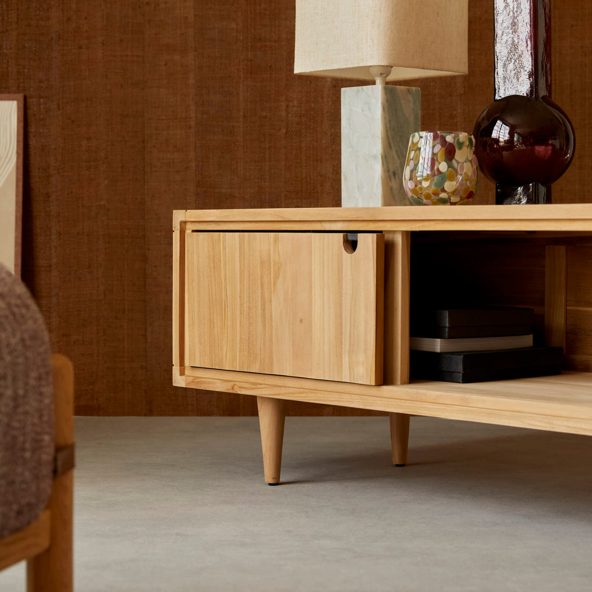 Tikamoon Jonak teak TV stand, close-up of the grain on the top