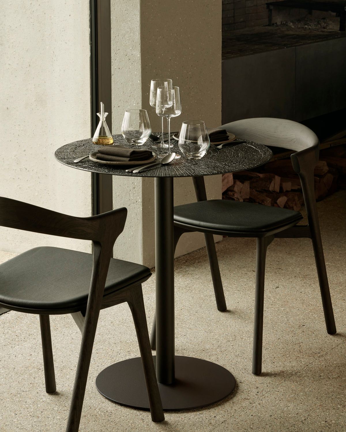 Ethnicraft Blend table in Ray Whisky, styled in a dining interior, Minerals top on Dark Bronze metal base