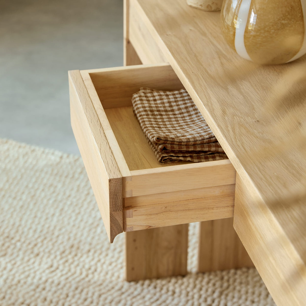 Tikamoon Eden oak console table, close-up of the grain on the top