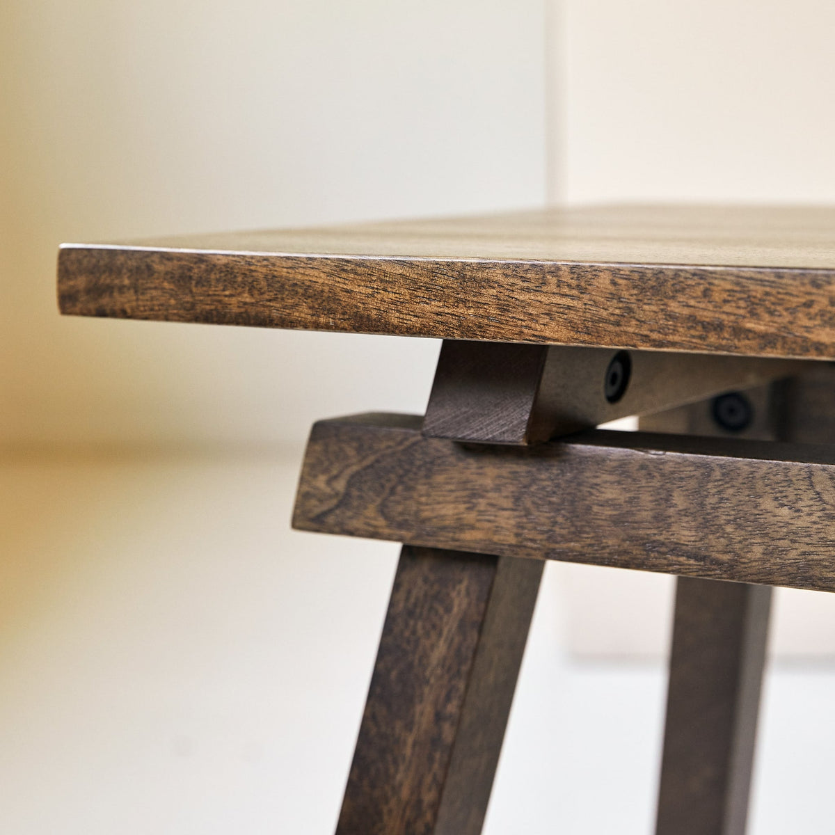 Tikamoon Arko mango bench, detail of the leg and frame