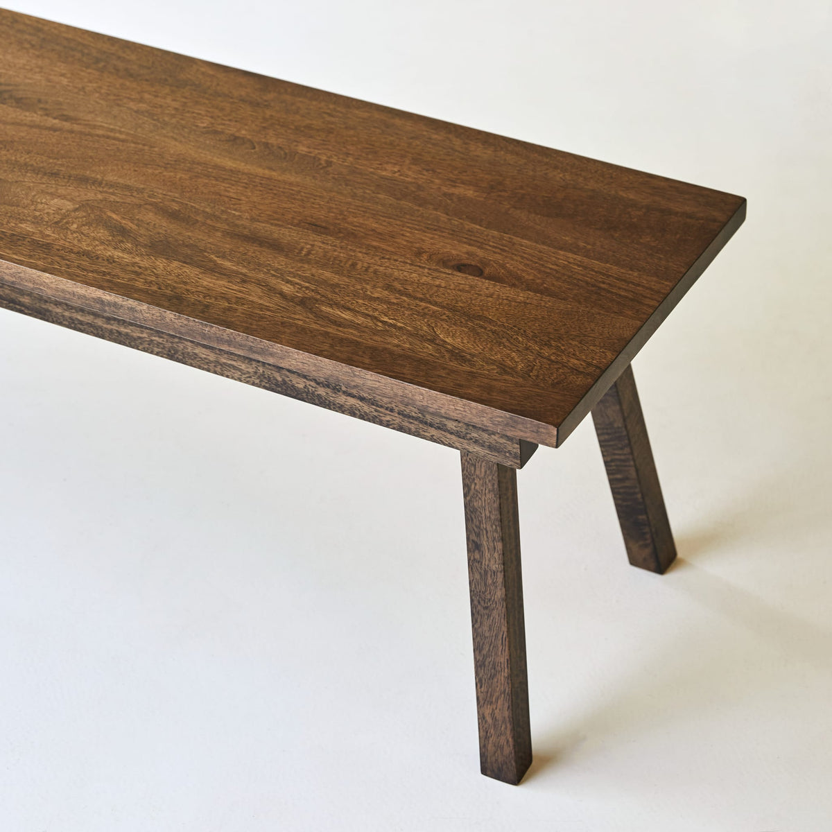 Tikamoon Arko bench, close-up of the mango grain and lacquered finish