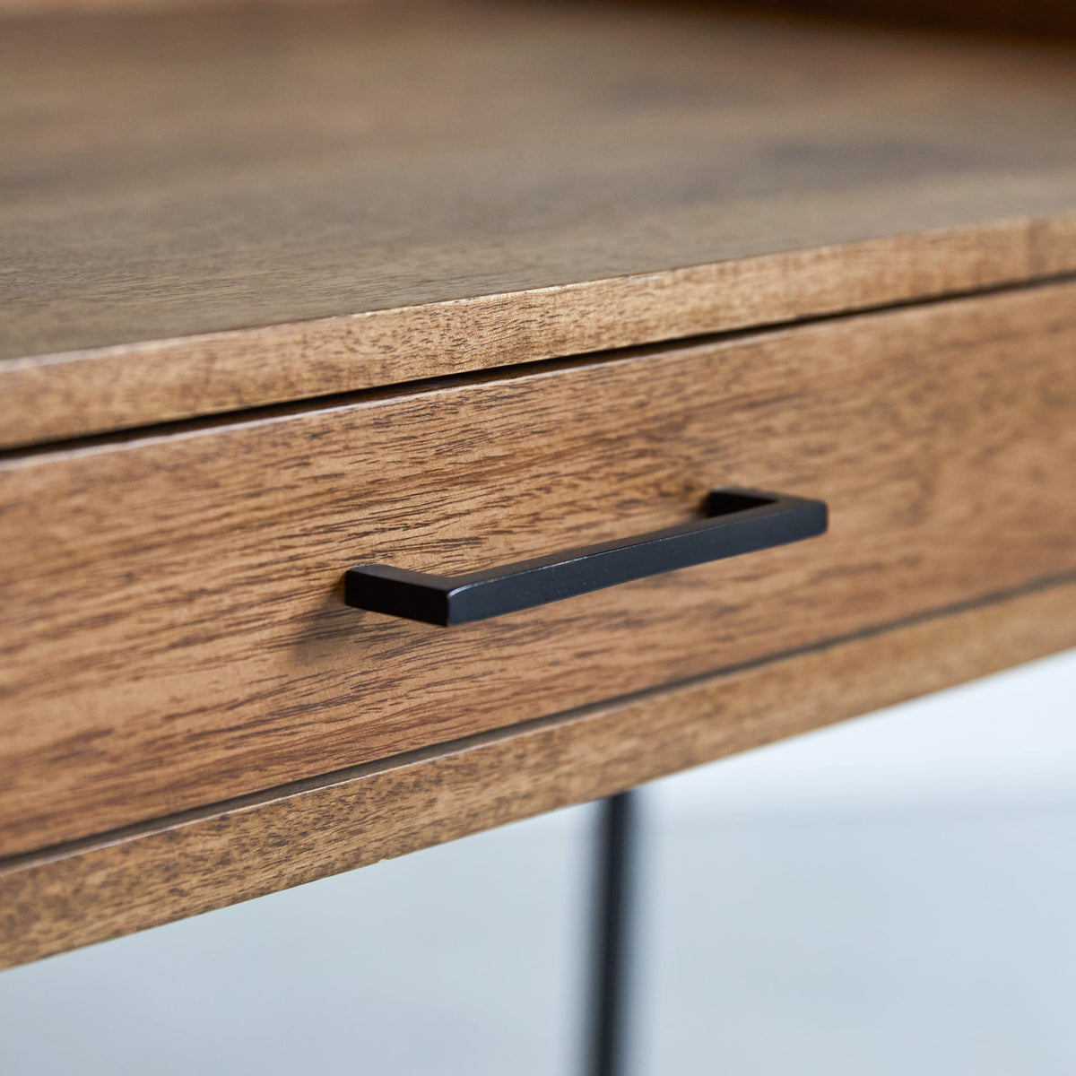 Tikamoon Hedda desk in solid mango and metal, detail of the metal frame