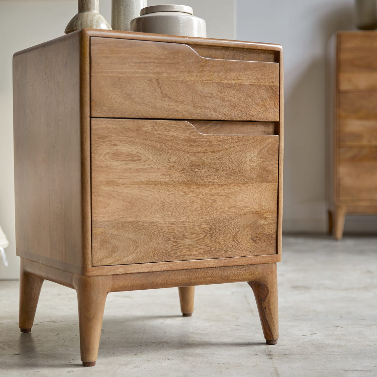 Tikamoon Gabrielle bedside table in solid mango, close-up of the mango grain