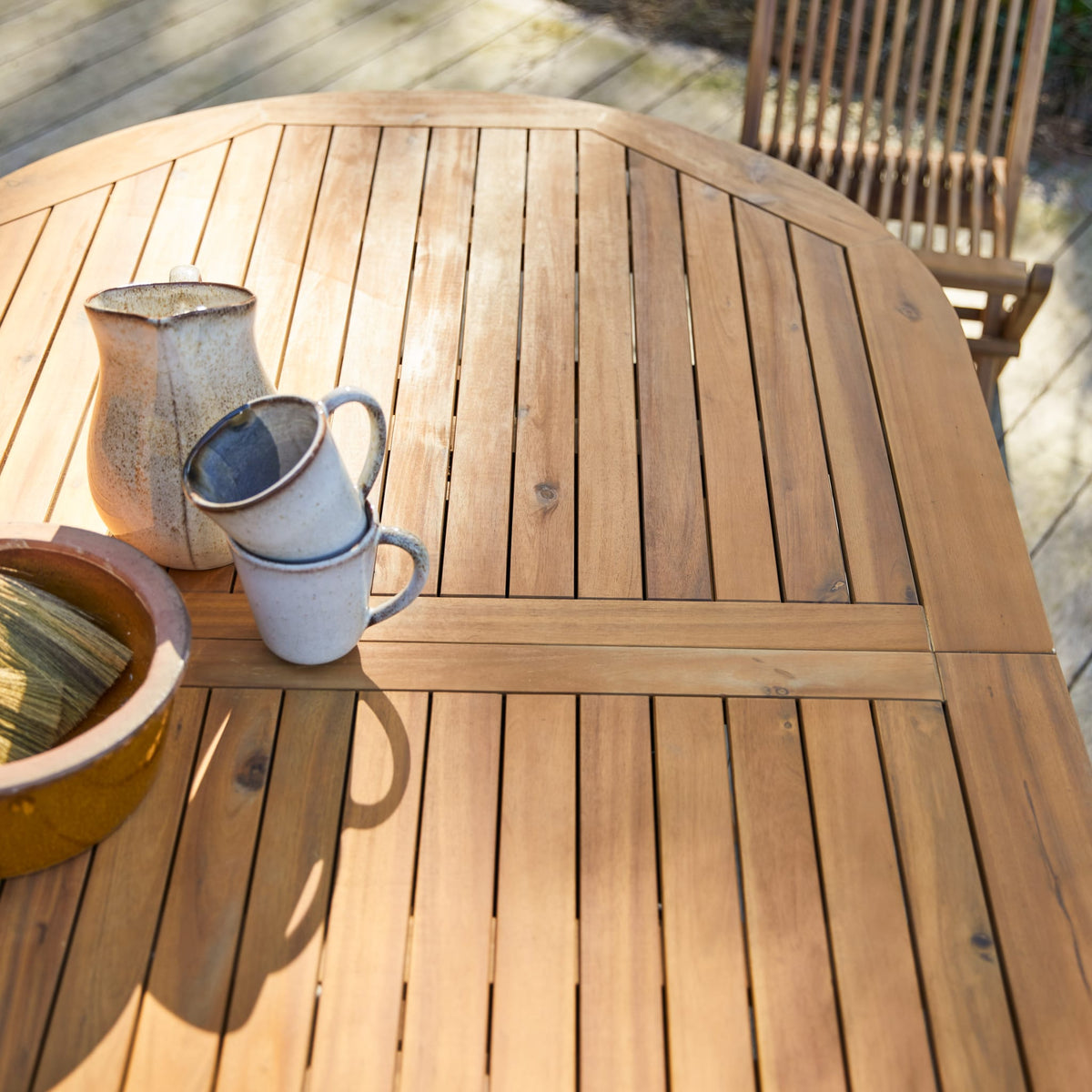 Tikamoon Capri acacia dining chair, side profile showing the slatted back