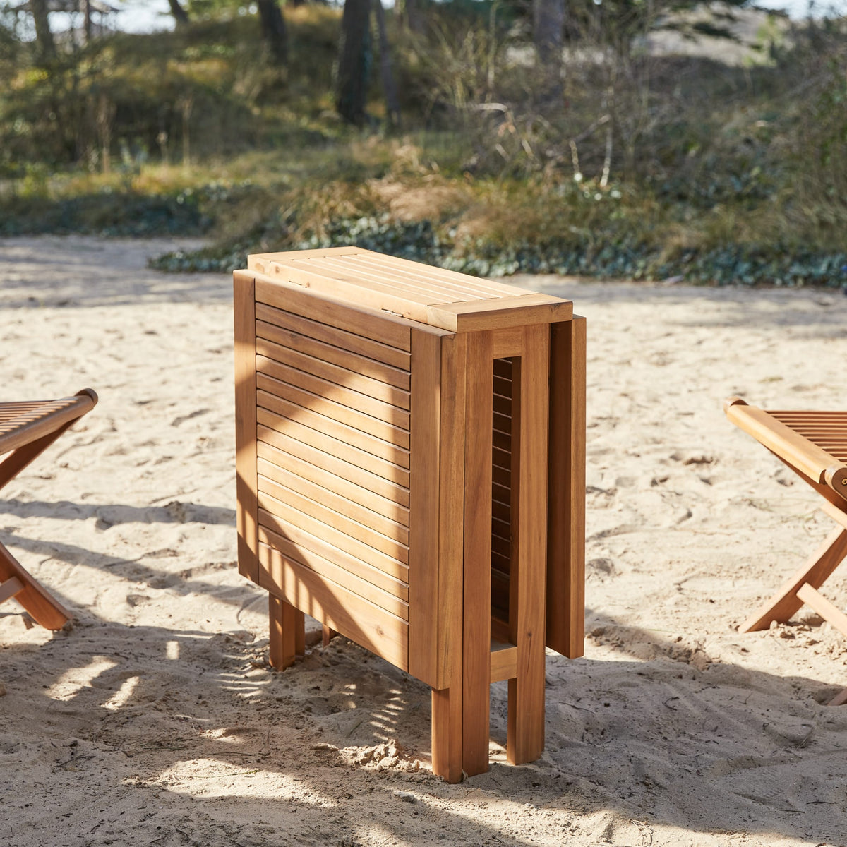 Tikamoon Capri folding garden dining set in solid acacia, front view of the set