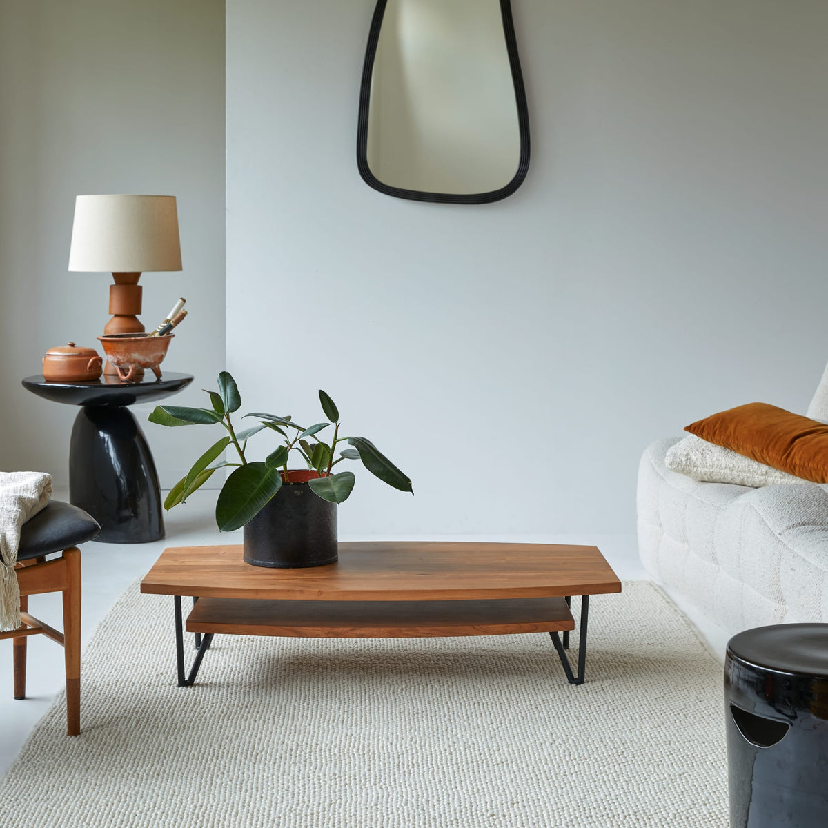 Tikamoon Bonnie coffee table in solid acacia, detail of a metal leg