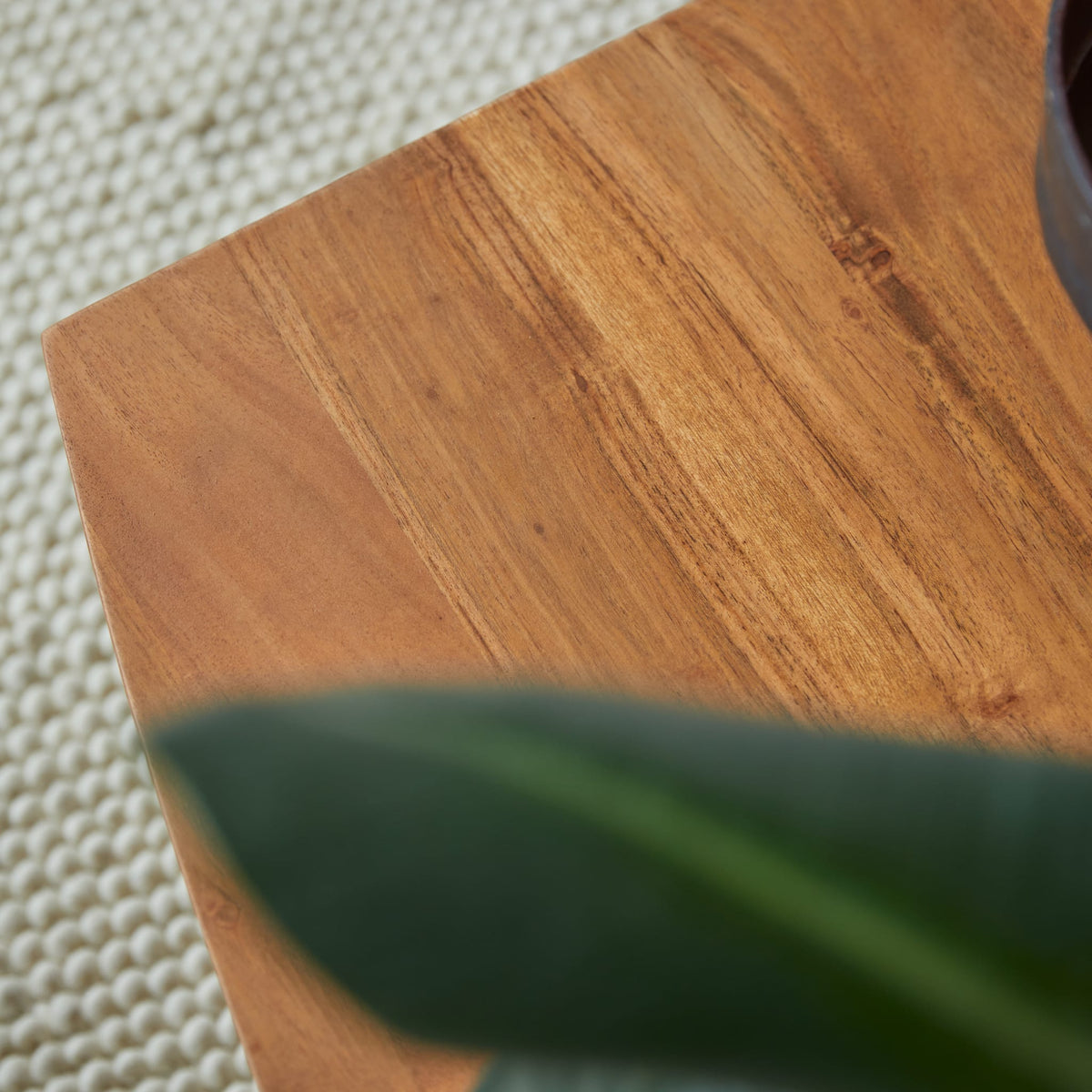 Tikamoon Bonnie coffee table in solid acacia, close-up of the acacia grain